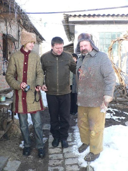 з Петром Бойком біля його хати - де сам пан художник, мабуть, помітно
