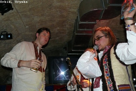 Микола із заздрістю дивиться на диск для програвшого і думає, чи треба було перемагати