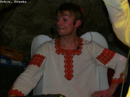 Мишко (КОРАЛЛІ) приглядається: хтось із публіки очевидно получив по голові трембітою..