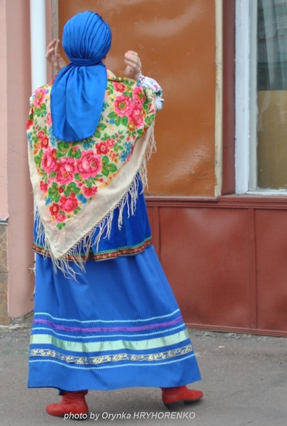 учасниця гурту "Калина" причепурюється до скла у вікні, як до дзеркала ))