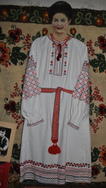 Робота вишивальниці Катерини Каращук на нею ж намальованому і вирізаному з фанери манекені "Раїса Кириченко"