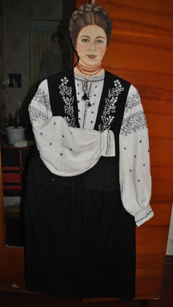 Робота "Ритуальний стрій" вишивальниці Катерини Каращук  на нею ж намальованому і вирізаному з фанери манекені "Автопортрет в молодості"