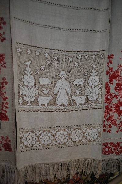 Роботи вишивальниці Катерини Каращук, техніка: мережка, гладь