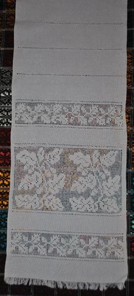 Рушник для хлопця "Дубові віти" вишивальниці Катерини Каращук, техніка: мережка, гладь