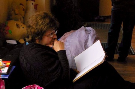 ДеСтиль у Сяйві: Лалі Топуріа думає, щоб записати у гостьову книгу "Сяйва"