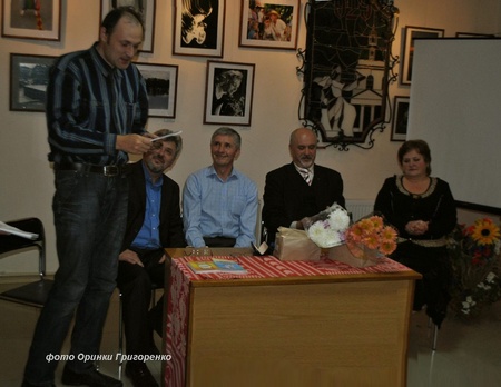 Микола Охріменко, поет-комптехнік, що займався відбором і набором текстів до збірки і допомагав ідеями у дизайні й макетуванні ))