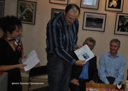 Микола Охріменко виступає у президії на презентації збірки віршів "Калинове сонце" Євгена Постульги